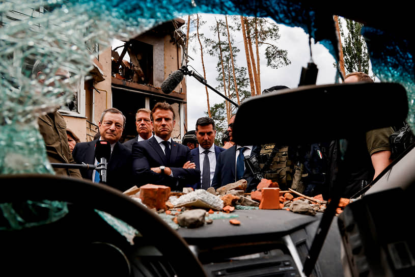 Посетив Ирпень, президент Франции Эмманюэль Макрон (в центре) констатировал, что у Украины «должна быть возможность победить», а премьер Италии Марио Драги пообещал: «Мы все отстроим»