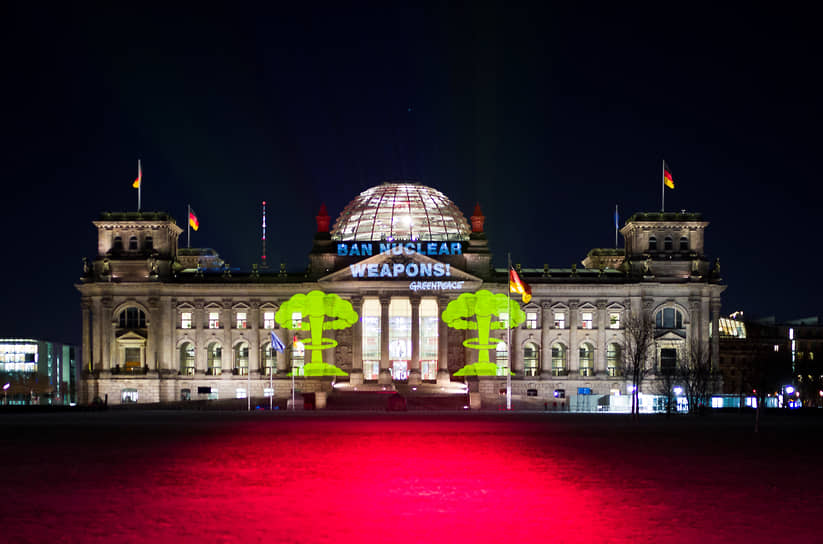 Здание Рейхстага в Берлине освещено лозунгом экологической организации Гринпис с требованием подписать договор о запрещении ядерного оружия