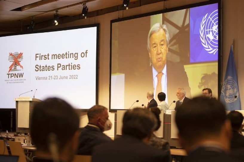 Генеральный секретарь ООН Антониу Гутерриш (на экране) во время встречи государств-участников ДЗЯО в Вене
