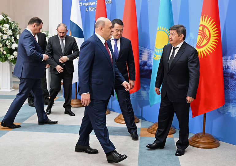 Председатель  правительства России Михаил Мишустин (в центре)