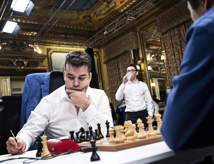 Помешать Яну Непомнящему (слева) выиграть кандидатский турнир, похоже, может только американец Фабиано Каруана (на заднем плане), отстающий от российского гроссмейстера всего на пол-очка