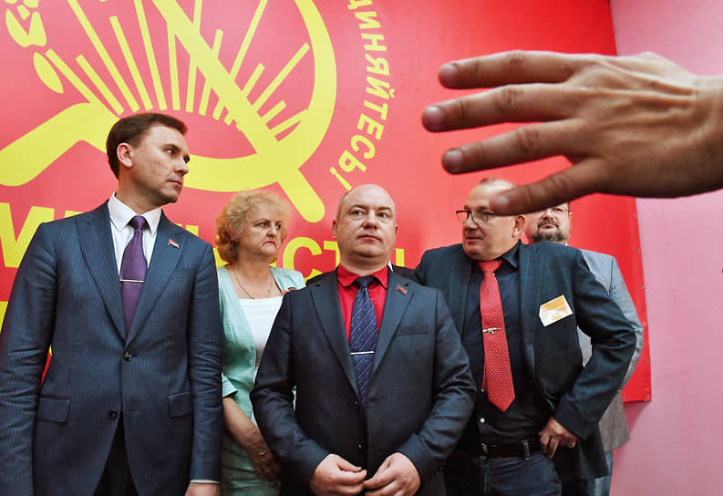 Сергею Малинковичу (в центре) и его соратникам очень хочется считать, что к Ленину и Сталину восходит именно его партия, а не партия Геннадия Зюганова