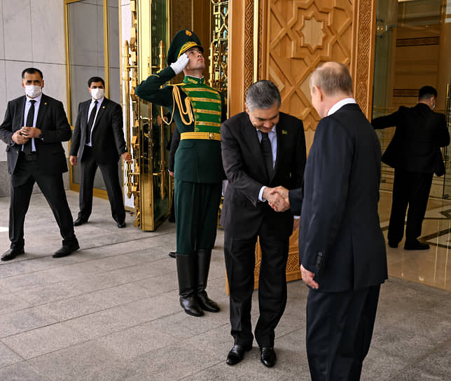 Отец нации и нового президента Туркмении проводил Владимира Путина до дверей