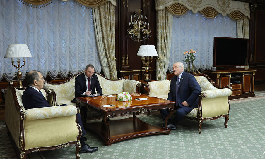Слева направо: министр иностранных дел России Сергей Лавров, министр иностранных дел Белоруссии Владимир Макей, президент Белоруссии Александр Лукашенко