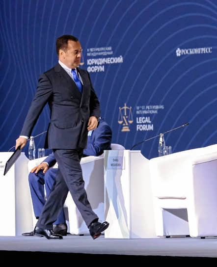 Заместитель секретаря Совбеза РФ Дмитрий Медведев намекнул, что Россия может дать «ассиметричный ответ» на действия Литвы, реализовав свое «право на
