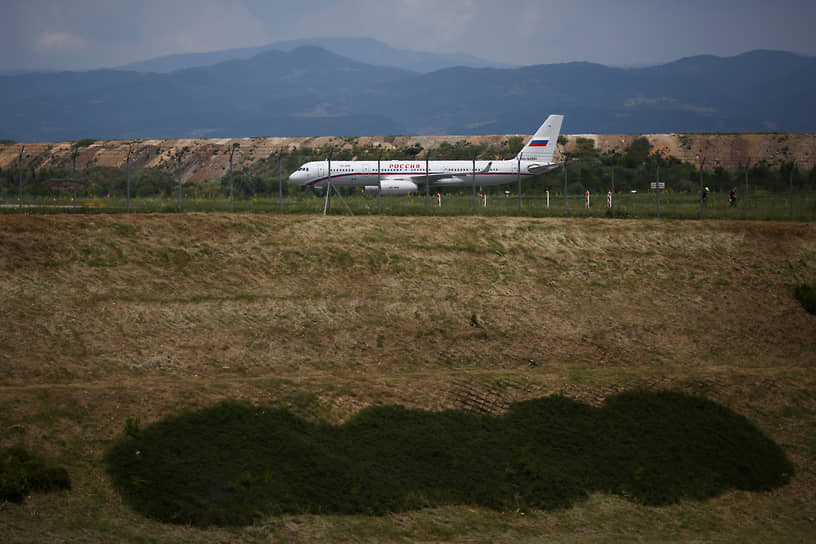 Российский самолет ожидает высланных дипломатов