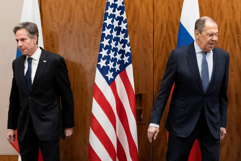 В ходе встречи G20 на Бали глава МИД РФ Сергей Лавров (справа) и госсекретарь США Энтони Блинкен собираются игнорировать друг друга
