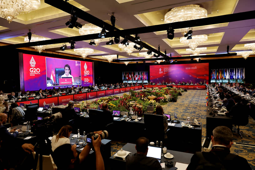 Встреча министров иностранных дел G20 (на экране — глава МИД Индонезии Ретно Марсуди)
