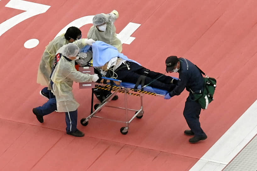 Экс-премьера Японии Синдзо Абэ на носилках везут в больницу