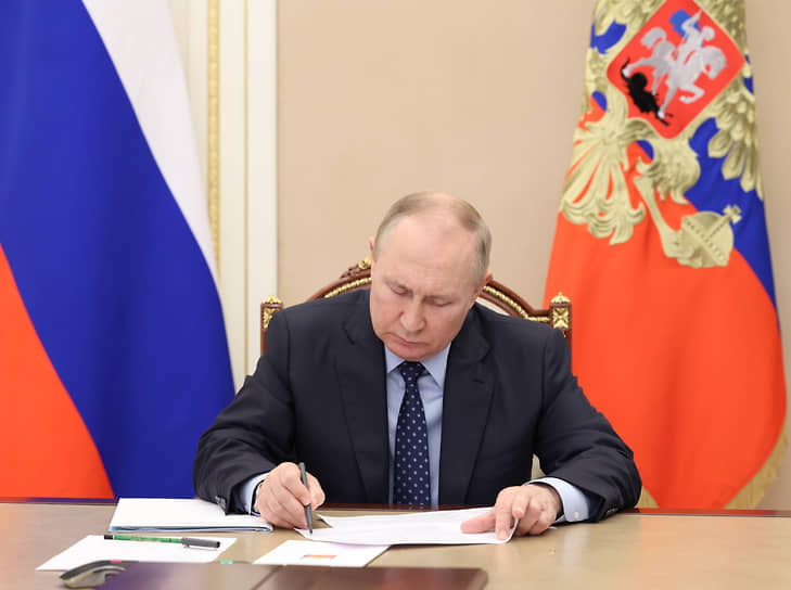 Владимир Путин правил и правил свою речь, пока выступали четыре докладчика на отвлеченные темы
