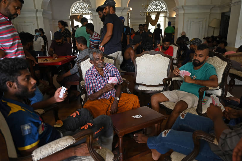 Дворец президента Готабайи Раджапаксы в выходные оказался во власти митингующих, которые решили устроить себе праздник и почувствовать себя хозяевами жизни