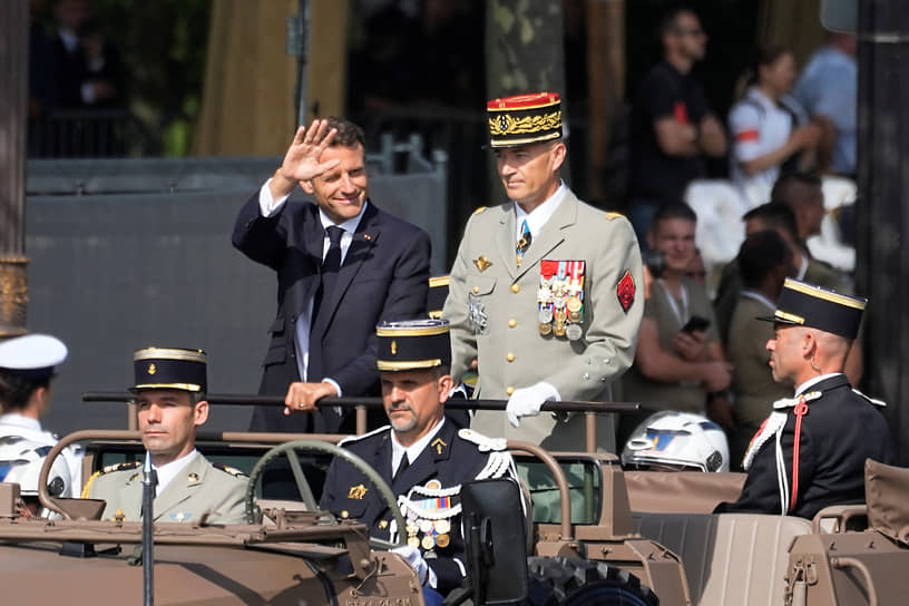 Президент Эмманюэль Макрон (слева) и начальник Главного штаба Вооруженных сил Франции Тьерри Буркхард