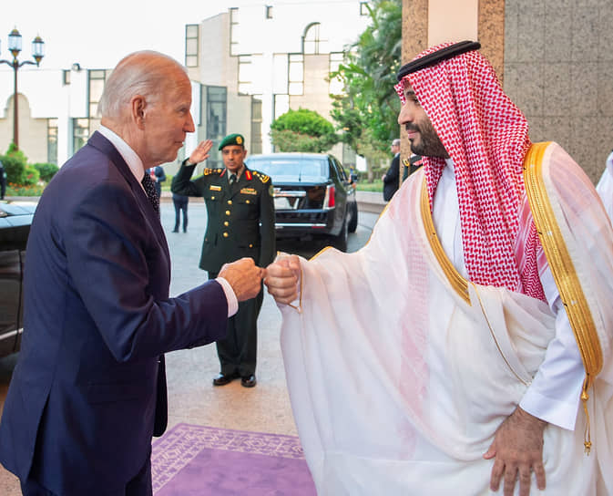 Президент США Джо Байден (слева) и наследный принц Саудовской Аравии Мухаммед бен Сальман