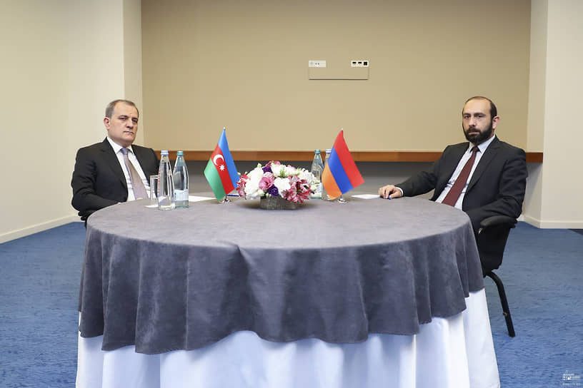 Встреча главы МИД Армении Арарата Мирзояна (справа) и главы МИД Азербайджана Джейхуна Байрамова