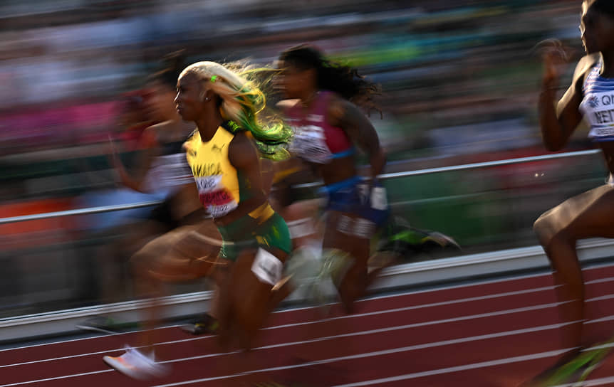 Выиграв стометровку в Юджине, ямайская спринтерша Шелли-Энн Фрейзер-Прайс (на фото) завоевала десятую золотую медаль на чемпионатах мира по легкой атлетике