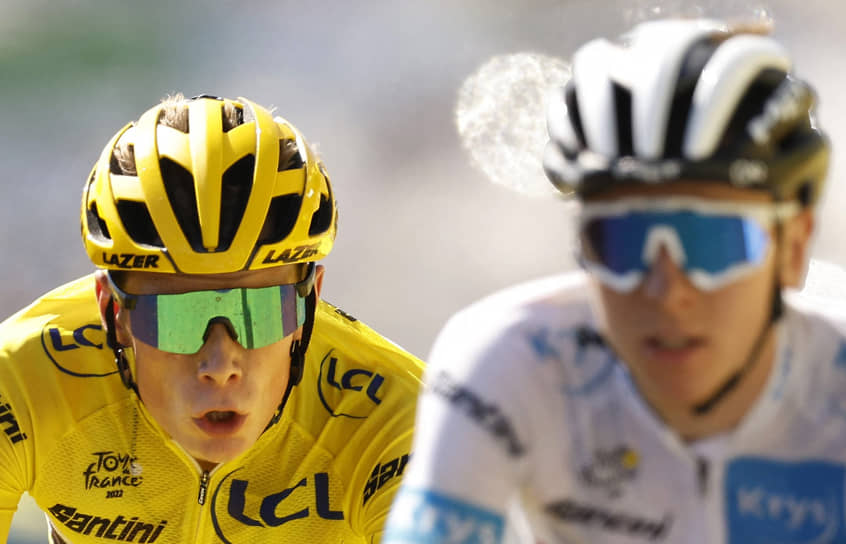 За шесть туров до окончания Tour De France фавориту многодневки Тадею Погачару (справа) требуется отыграть у лидера Йонаса Вингегора (слева) солидные 2 минуты 22 секунды