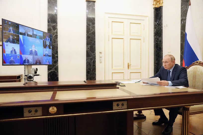 Владимир Путин внимательно выслушал доклад Дениса Мантурова о перспективах неона, ксенона и криптона