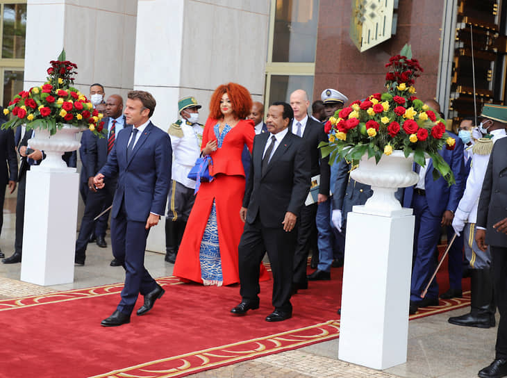Президент Франции Эмманюэль Макрон с президентом Камеруна Полем Бийя и его женой Шанталь