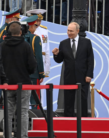 Владимир Путин приветствует моряков