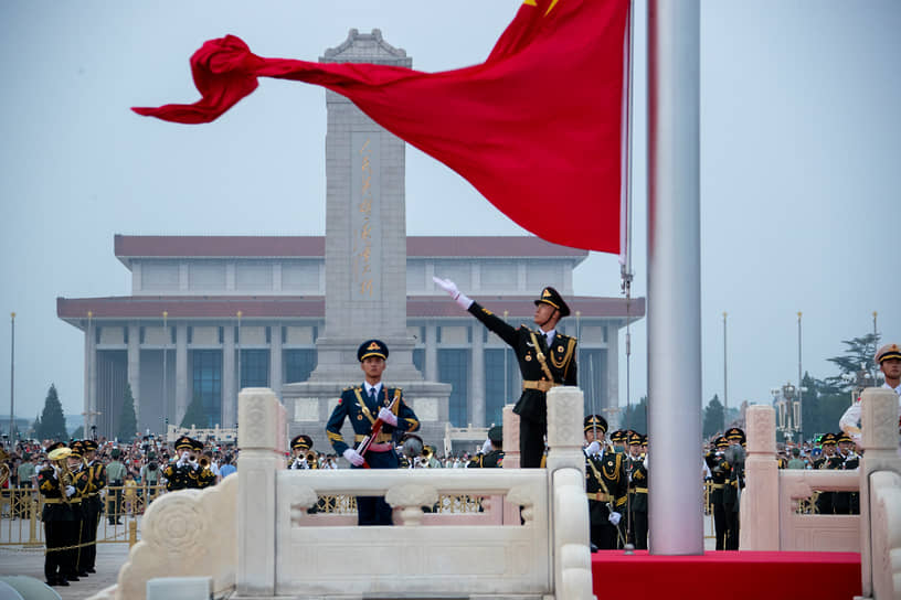 Церемония поднятия флага в день 95-летия НОАК
