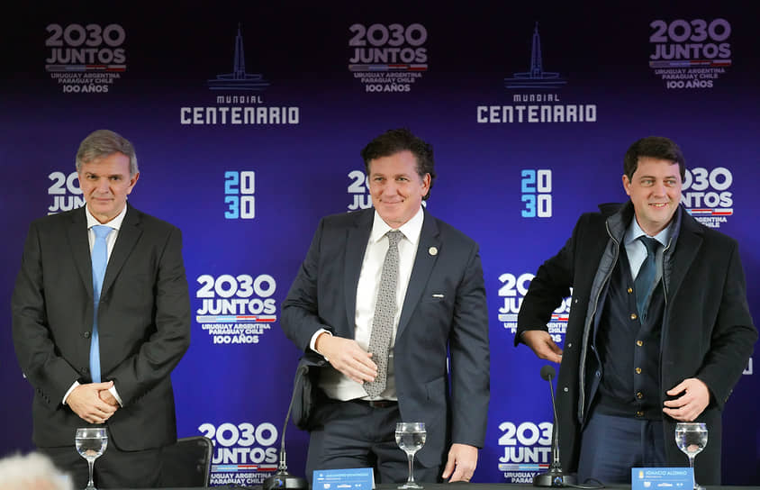 Слева направо: министр спорта Уругвая Себастьян Бауза, президент Конфедерации футбола Южной Америки (CONMEBOL) Алехандро Домингес и президент Уругвайской футбольной ассоциации Игнасио Алонсо