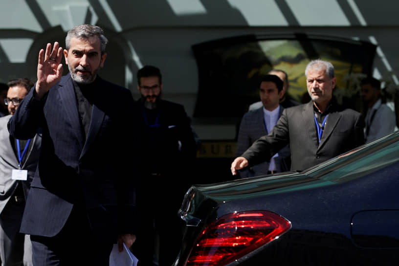 Главный иранский переговорщик по СВПД Али Багери Кани (слева)