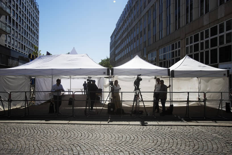 Тенты для журналистов перед отелем Palais Coburg в Вене