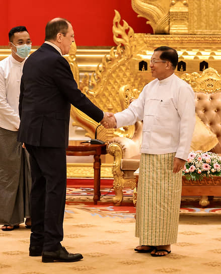 Министр иностранных дел России Сергей Лавров (слева) и лидер Мьянмы Мин Аун Хлайн 
