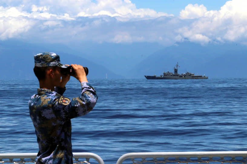 Китайские военные учения проходят с использованием баллистических ракет, авиации и военных кораблей сразу в шести районах в акватории вокруг Тайваня