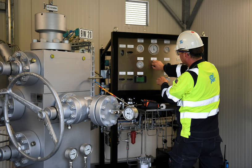 Рабочий проверяет блок газохранилища Uniper в Германии