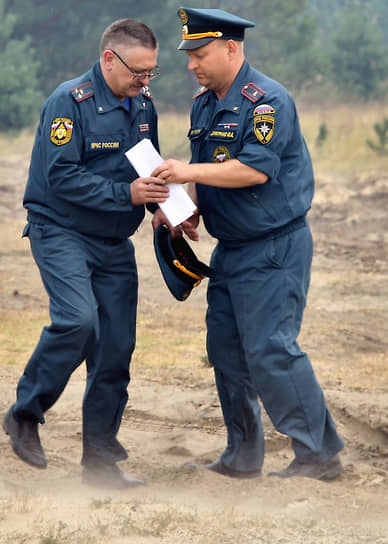 Начальник ГУ МЧС России по Рязанской области Алексей Жуков (слева) 