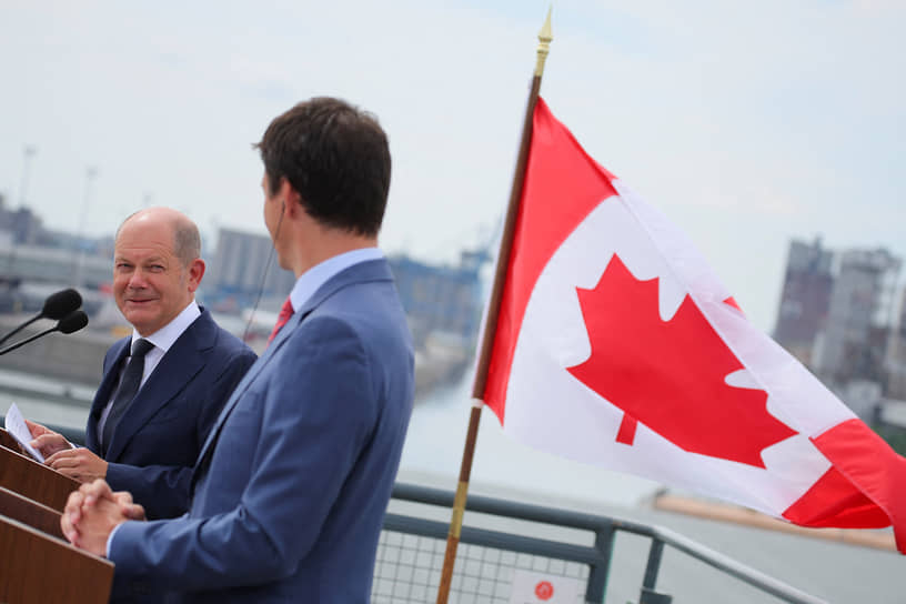 Канада так же богата ресурсами, как Россия, сказал канцлер ФРГ Олаф Шольц, прилетев в Монреаль, «с той лишь разницей, что это надежная демократия» (справа на фото: премьер-министр Канады Джастин Трюдо)