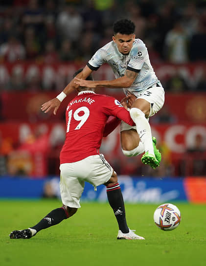 «Манчестер Юнайтед» (№ 19 — Рафаэль Варан) после трех поражений от «Ливерпуля» в матчах чемпионата Англии наконец смог его одолеть