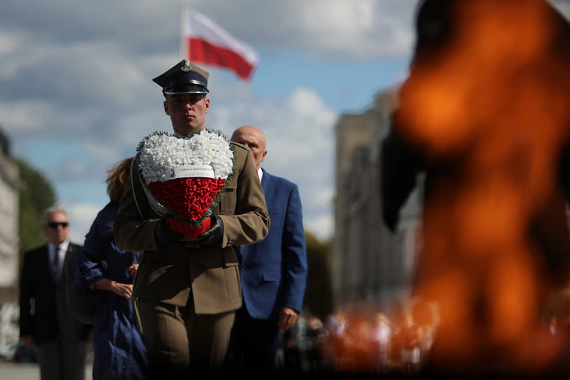 Польский солдат во время церемонии в память о годовщине начала Второй мировой войны
