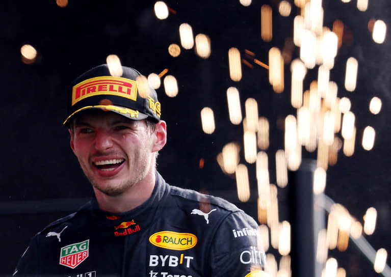 Макс Ферстаппен празднует победу на Гран-при Нидерландов 