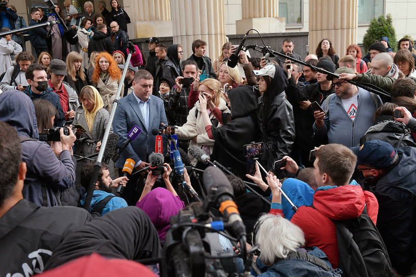 Адвокат Даниил Никифоров (в центре) после оглашения приговора