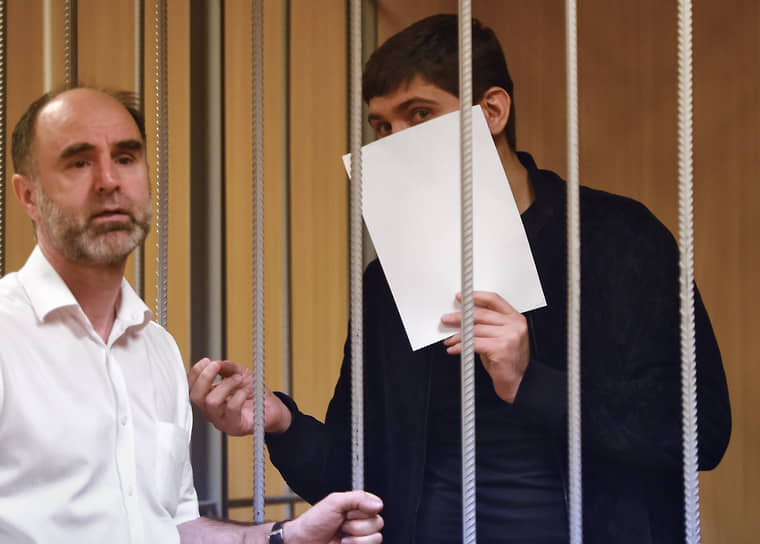 Али Белхороев (за решеткой) даже с учетом смягчающих вину обстоятельств заслужил, по мнению обвинения, 25 лет в колонии строгого режима