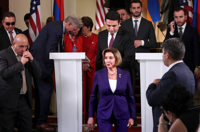 Спикера Палаты представителей США Нэнси Пелоси (в центре), однозначно занявшую сторону Армении в ее конфликте с Азербайджаном, в Ереване встретили как дорогого гостя