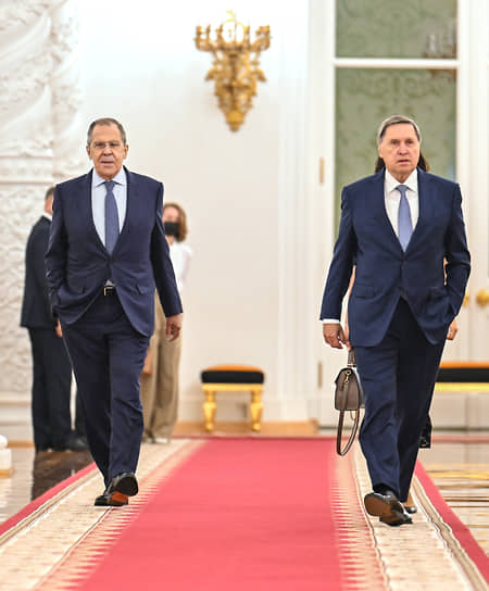 Министр иностранных дел РФ Сергей Лавров и помощник президента РФ Юрий Ушаков знакомы с каждой секундой этой церемонии
