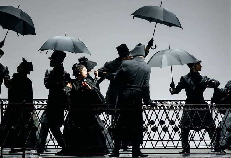 Черные конструкции и черные костюмы Александра Боровского в нынешнем спектакле сработали с особой силой