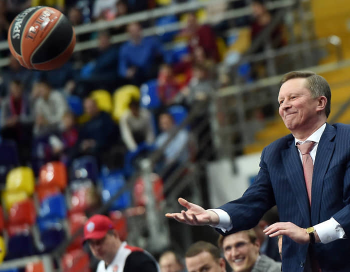 По мнению почетного президента Единой лиги ВТБ Сергея Иванова, введение потолка зарплат в клубах приведет к краху баскетбола в России