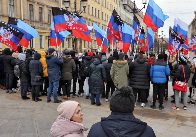 В феврале Россия признала независимость ДНР и ЛНР (на фото — акция в их поддержку в Санкт-Петербурге), а в сентябре поможет им от нее отказаться ради вступления в состав РФ