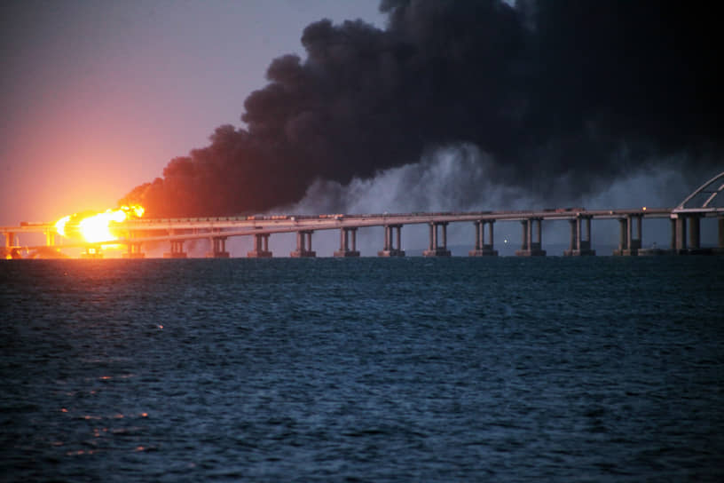 Зарево от пожара, вызванного взрывом на Крымском мосту, было видно за многие километры