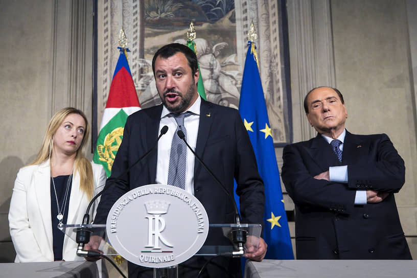 Несмотря на разногласия между Джорджей Мелони и Сильвио Берлускони (справа), их союзник Маттео Сальвини (в центре) по-прежнему верит в успех правой коалиции и призывает партнеров к миру