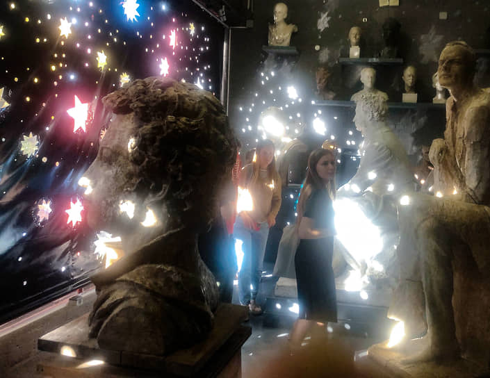 Анна Слобожанина превратила будничное пространство музея-мастерской Михаила Аникушина в игрушечную фантасмагорию