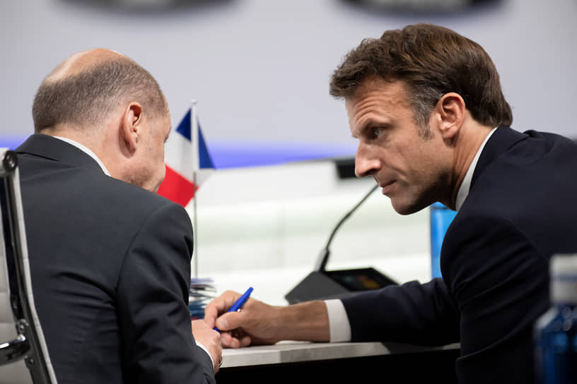 Канцлер ФРГ Олаф Шольц (слева) и президент Франции Эмманюэль Макрон 