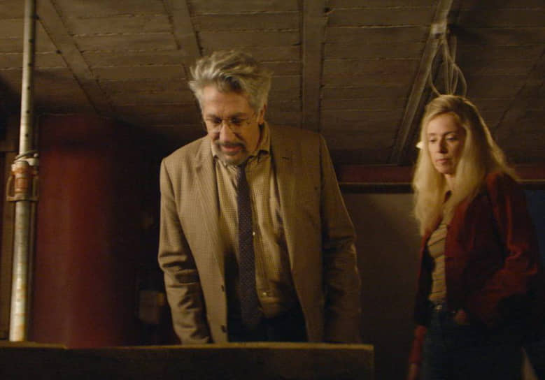 Мистический лаз в подвале уводит Ален (Ален Шаба) и Мари (Леа Дрюкер) не в хоррор, а в абсурдистскую комедию
