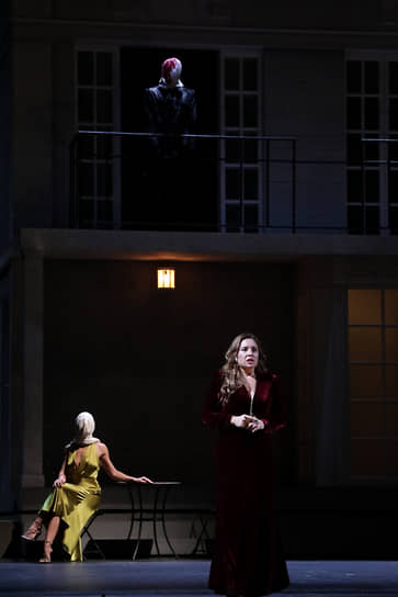 Страсти героев оперы постановщики сопровождают холодными сюрреалистическими образами Рене Магритта