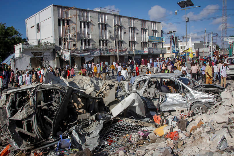 Двойной теракт был совершен в одном из оживленных районов столицы Сомали Могадишо