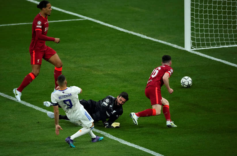 В последний раз «Реал» (в белой форме — Карим Бензема) и «Ливерпуль встречались в финале предыдущего розыгрыша Лиги чемпионов. Тогда победу одержала испанская команда